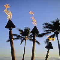 Havaji, Tiki baklje zapaljene u sumrak, palmi i plavi nebo plakat print