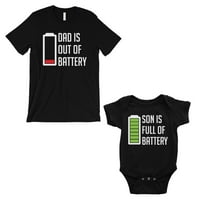 Tata i sin baterijski tata i beba odgovaraju odjeću crne boje