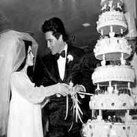 Elvis i Priscilla Presley rezanje njihovog vjenčanog torte