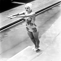 Carole Landis na tiskanom kupaćem kostimu i stoji na ploči za ronjenje