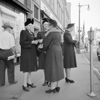 New York: Amsterdam, 1941. Nwomen na ulici u Amsterdamu, New York. Fotografija John Collier, 1941. Ispis
