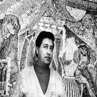 Cesar Chavez stoji ispred 'The Delano Bell' Mosaic History
