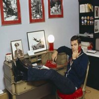 Burt Reynolds 1970-a u svojoj kancelariji na telefonskim nogama na stolu fotografije