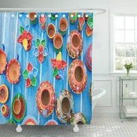 Šarene keracije izrađene od glinenih rukotvorina na ekranu tokom kupatila za kupatilo za kupanje za
