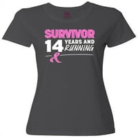 Inktastični rak dojke preživjeli godine i trčanje s ružičastom vrpčnom ženskom majicom
