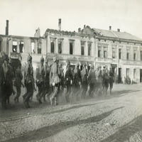 Prvi svjetski rat: Njemačke trupe. Ngermanske trupe koje marširaju kroz grad u ruskoj Poljskoj, juni