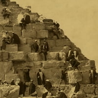 Nekoliko ljudi okupilo se u podnožju Velike piramide, ostalih penjajući poster Print