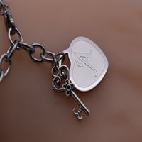 Narukvica od nehrđajućeg čelika s ugraviranim inicijalima na srcu i ključevom šarmu