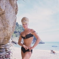 Elke Sommer - Crni bikini na plaži Photo Print