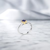 Gem Stone King 0. CT Blue Created Sapphire G-H Lab Grown Diamond 10k bijeli zlatni prsten sa žutim zlatnim