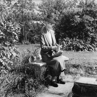 Joan Hickson sjedi u vrtu kao gospođica Marple iz nemesis epizoda