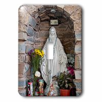 Vanjska statua Mary s ponudom oko nje u katoličkoj crkvi u južnom Utahu jednokrevetnog prekidača LSP-52128-1