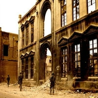 Vojnici patroliraju pored fasade srušene zgrade u Bagdadu, Irak Poster Print Stocktrek Images