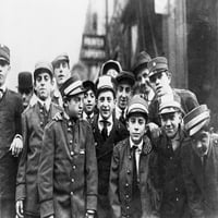 Messenger Boys, 1916. Na grupa dvanaest messenger dječaka i dva muškarca fotografirana su u 6. aveniji