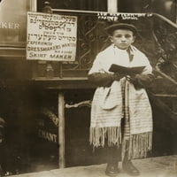 Mladi dječak koji nosi molitvenu šal i državu knjigu, stojeći izvan zgrade, istočne strane, New York