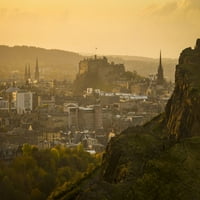 Gledajući preko Arthurovog sjedišta u Dvorac Edinburgh i grad u sumrak; Edinburgh, Škotska, Ujedinjeno