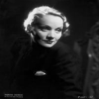 Marlene Dietrich se smiješi crnom haljinom s crnim pozadinskim fotografijama