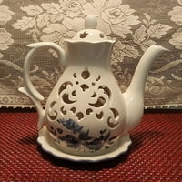 Bijeli i plavi toilni čajnik za čaj i ploču za svijeće